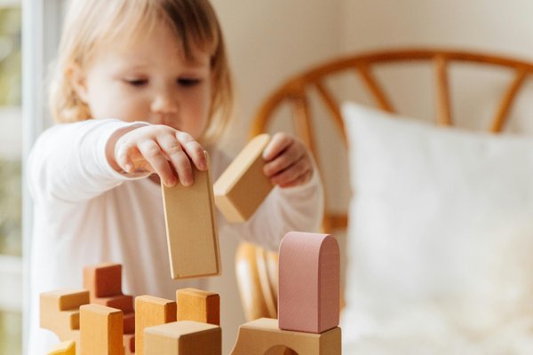 Jeux de motricité montessori : l'éveil par le jeu éducatif